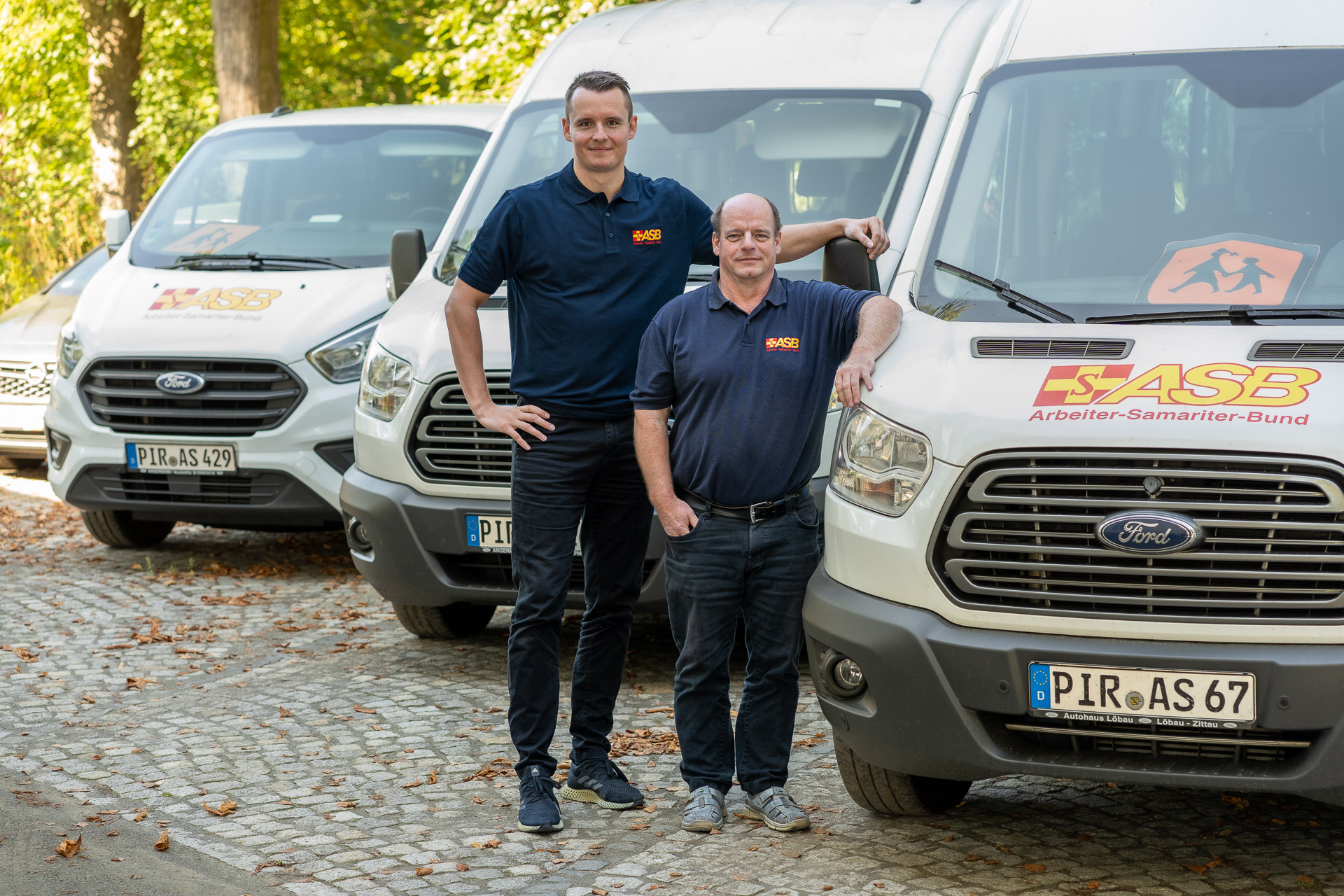 Fahrdienstleiter und Mitarbeiter mit einem kleinen Teil unseres Fuhrparks